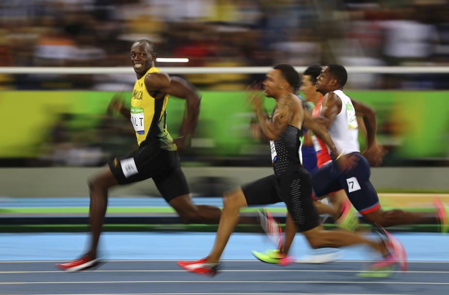 Terzo premio al sorriso d&#39;oro di Rio: Kai Pfaffenbach della Reuters ha catturato l&#39;istante in cui Usain Bolt guarda con un sorriso i suoi avversari mentre si avvia a stravincere la semifinale dei 100 